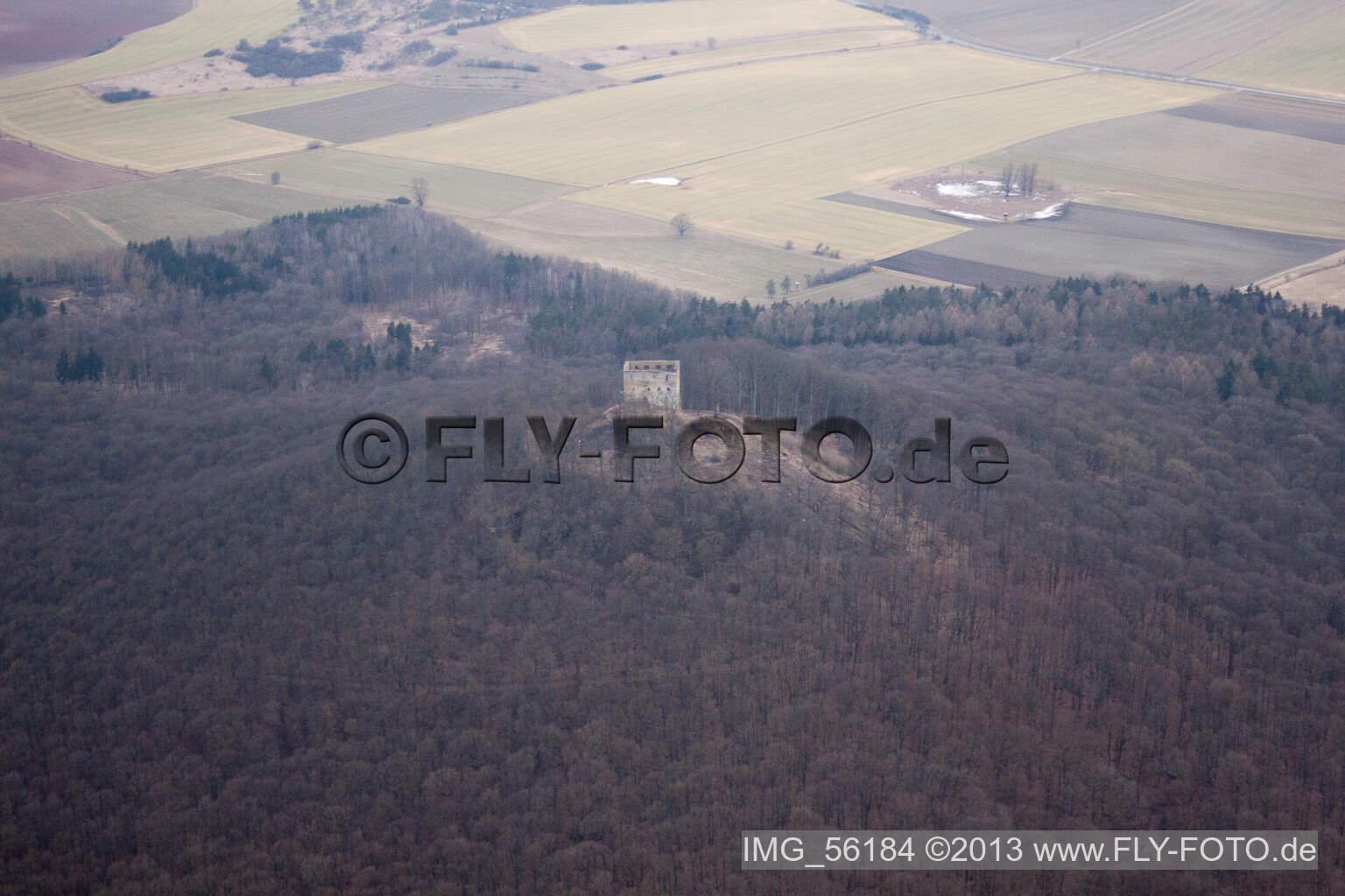 Vue aérienne de Vestiges des murs de l'ancien complexe du château, ruines du château Straufhain à Straufhain dans le département Thuringe, Allemagne