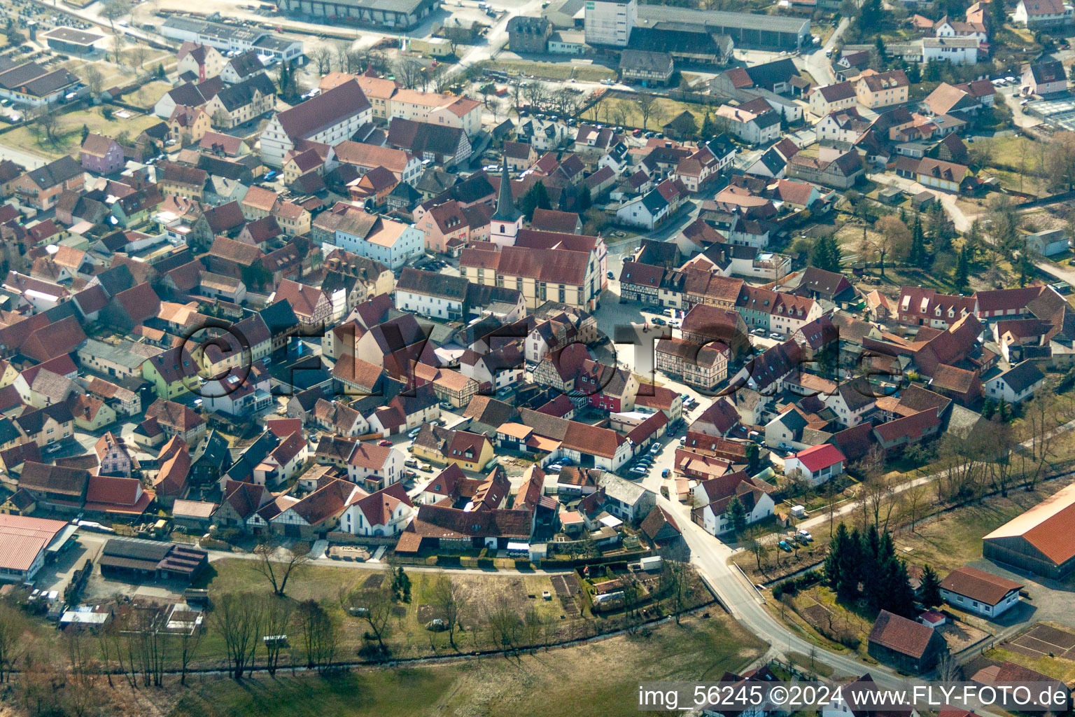 Vue aérienne de Bâtiment d'église au centre du village à Sulzfeld dans le département Bavière, Allemagne
