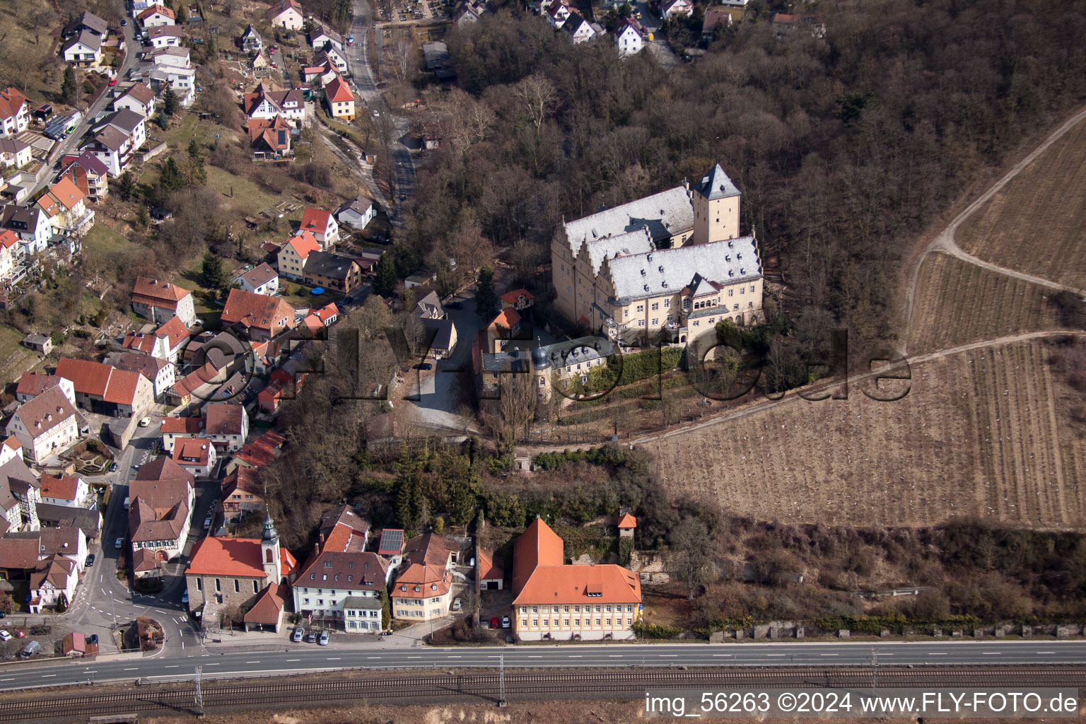 Vue aérienne de Complexe du château du château Mainberg Ernst-Sachs-Straße à le quartier Mainberg in Schonungen dans le département Bavière, Allemagne