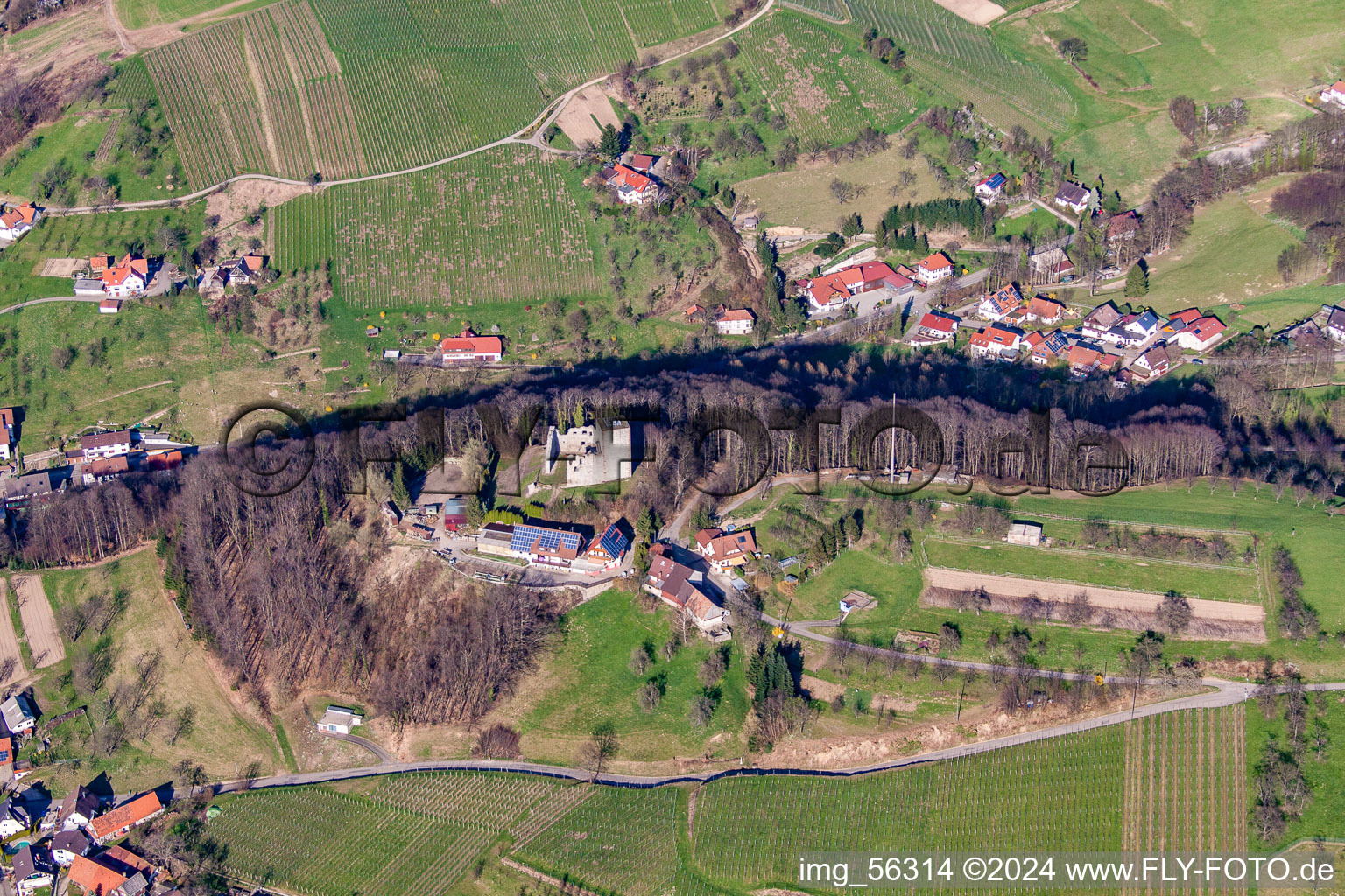 Vue aérienne de Ruines du château de Neuwindeck à le quartier Matzenhöfe in Lauf dans le département Bade-Wurtemberg, Allemagne