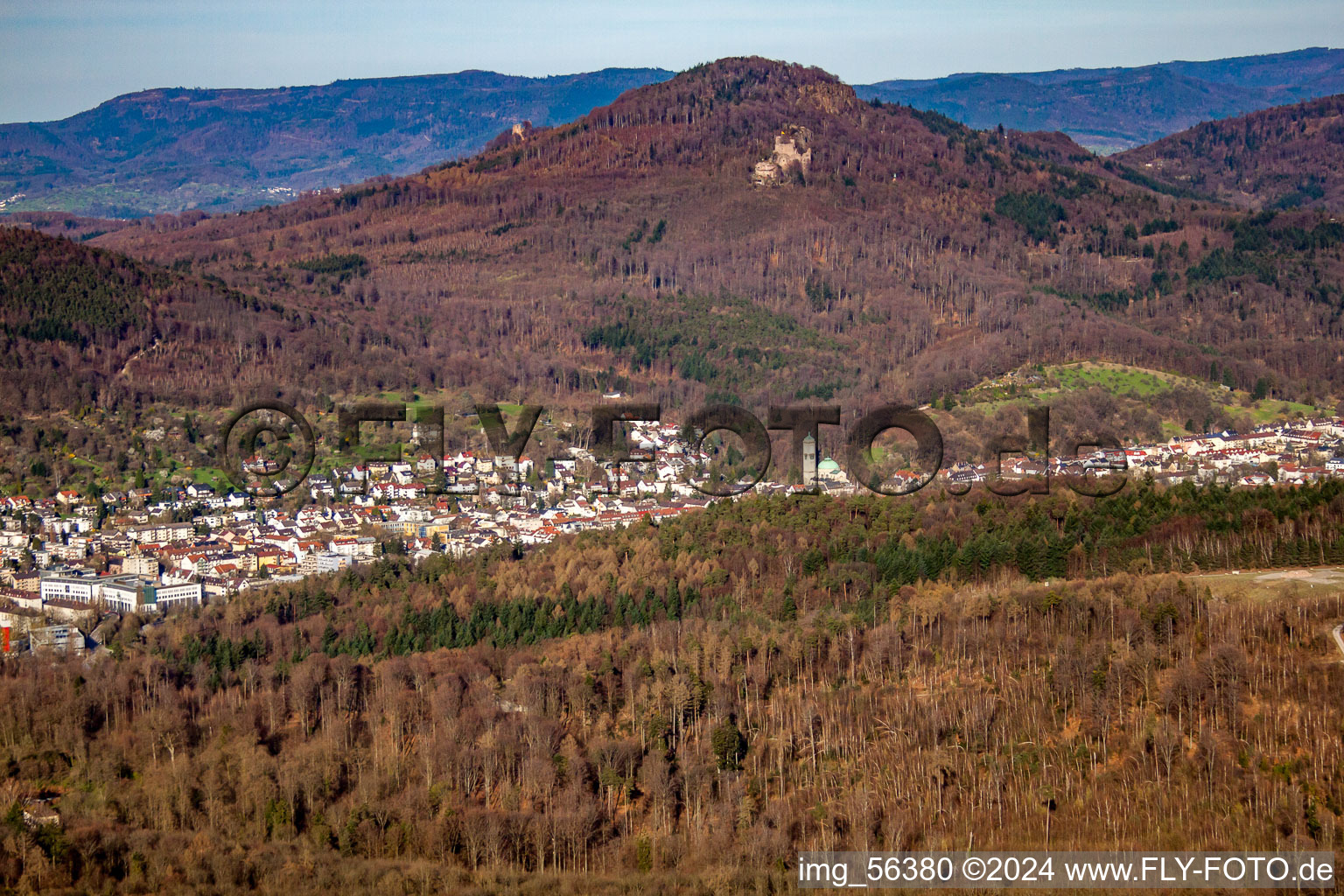 Vue aérienne de Vieux château à Baden-Baden dans le département Bade-Wurtemberg, Allemagne