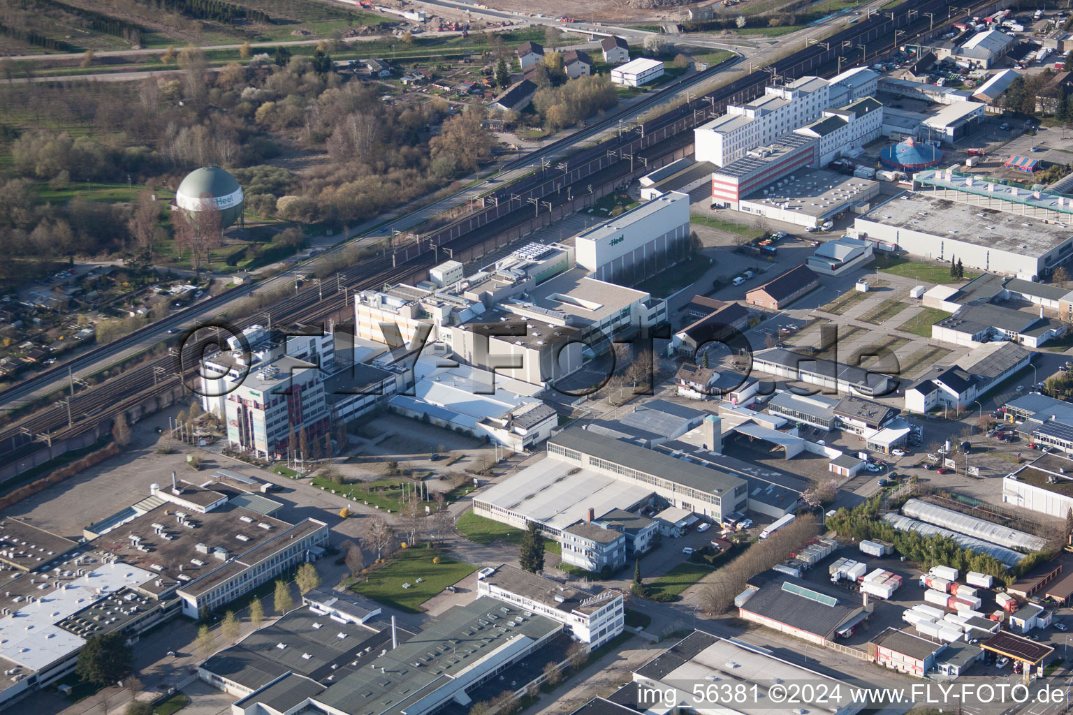 Vue aérienne de Baden-Oos, zone industrielle à le quartier Oos in Baden-Baden dans le département Bade-Wurtemberg, Allemagne