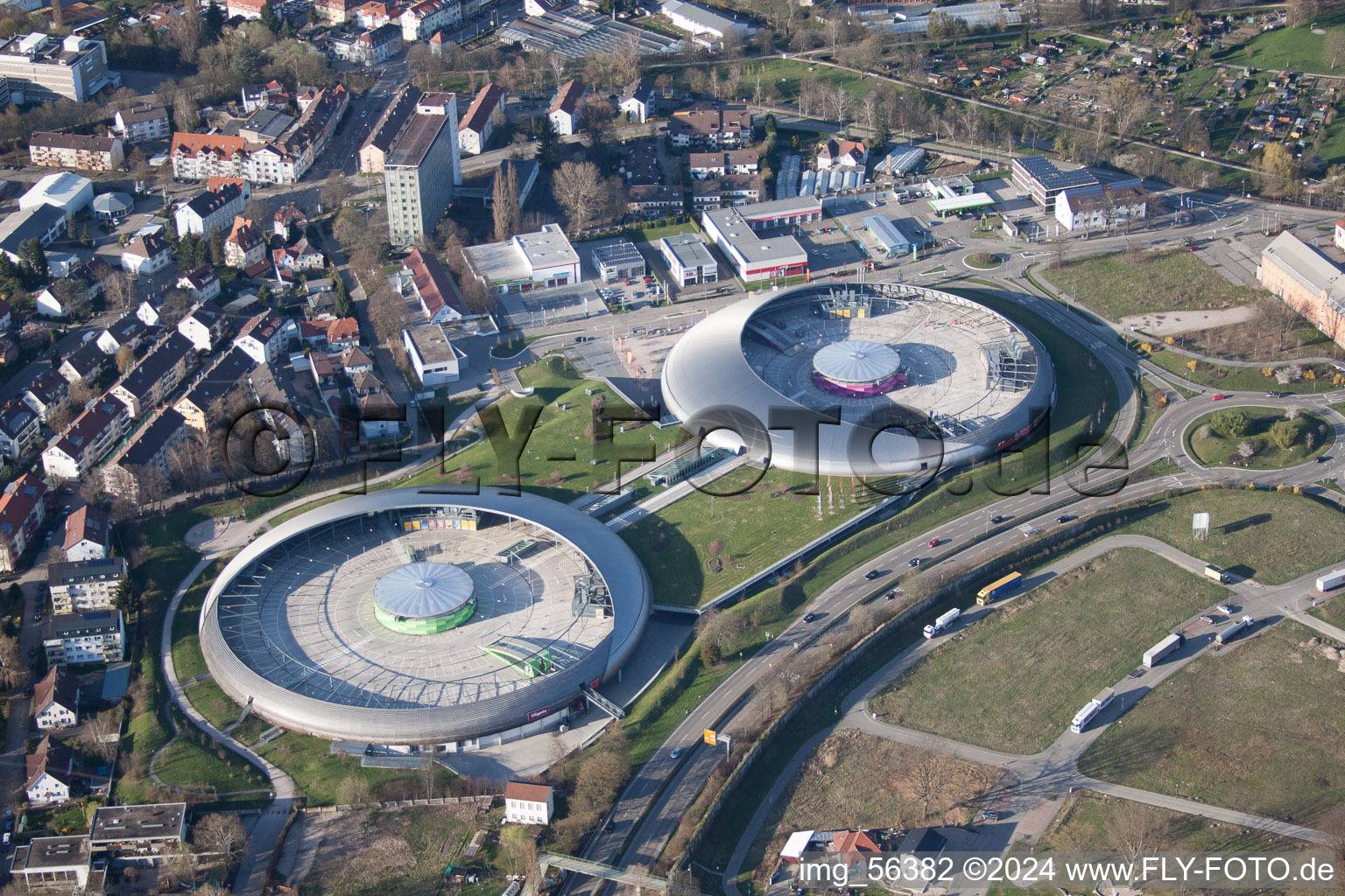 Le centre commercial aux allures d'OVNI Shopping Cité de ECE Centermanagement GmbH à le quartier Oos in Baden-Baden dans le département Bade-Wurtemberg, Allemagne vu d'un drone