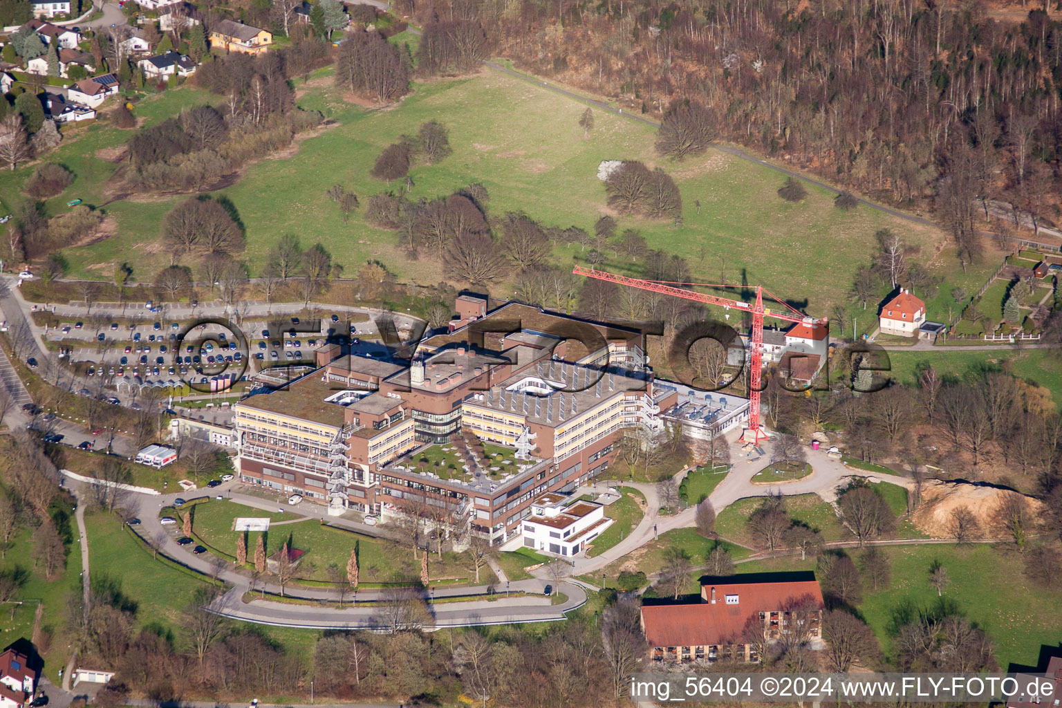 Vue aérienne de Chantier de construction d'un nouveau bâtiment d'extension sur le site clinique de l'hôpital Mittelbaden Baden-Baden Balg à le quartier Oos in Baden-Baden dans le département Bade-Wurtemberg, Allemagne