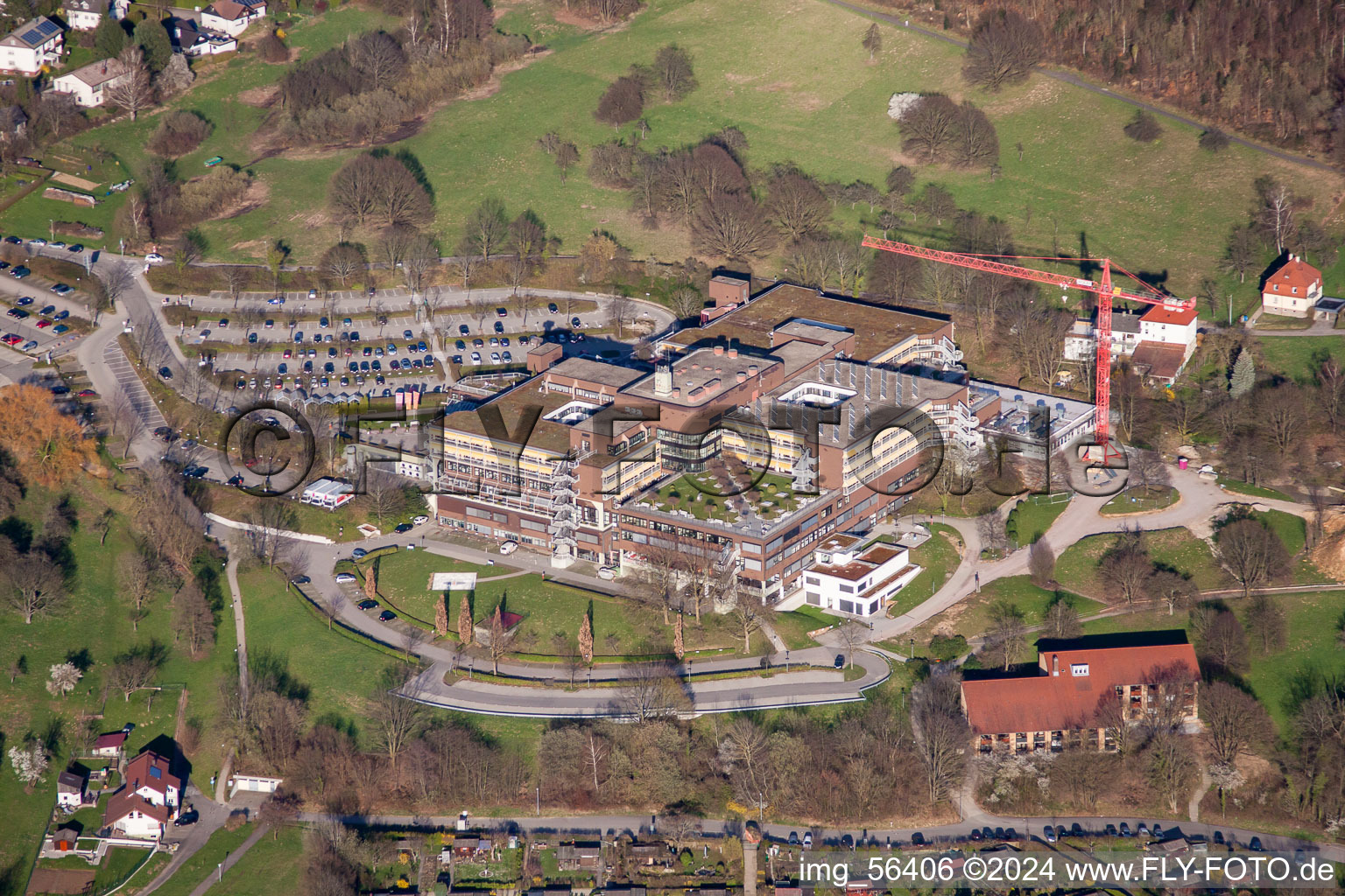 Vue aérienne de Chantier de construction d'un nouveau bâtiment d'extension sur le site clinique de l'hôpital Mittelbaden Baden-Baden Balg à le quartier Oos in Baden-Baden dans le département Bade-Wurtemberg, Allemagne