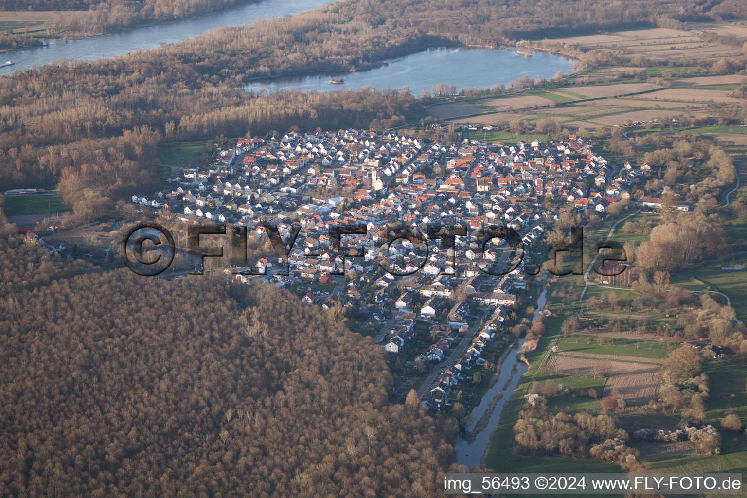 Au am Rhein dans le département Bade-Wurtemberg, Allemagne du point de vue du drone