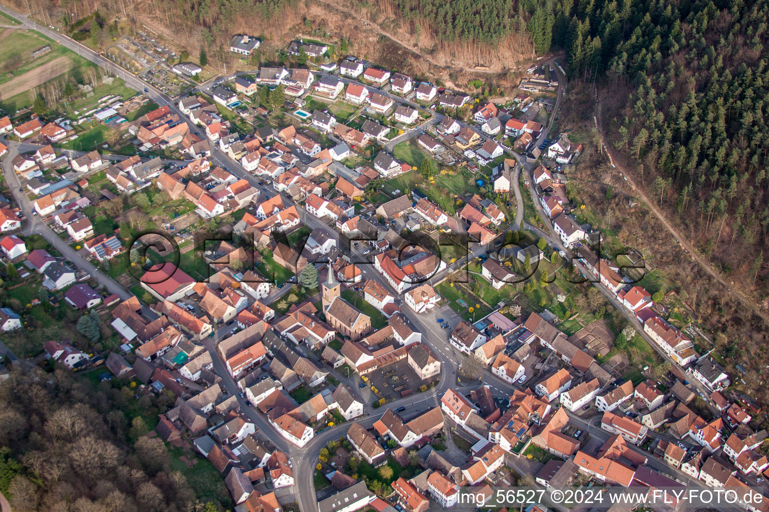 Vue aérienne de Vue sur le village à Vorderweidenthal dans le département Rhénanie-Palatinat, Allemagne