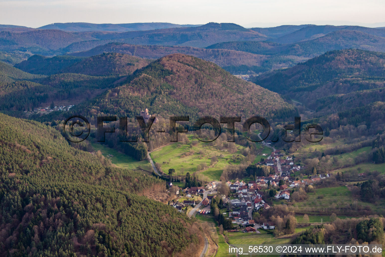 Vue aérienne de Erlenbach à Erlenbach bei Dahn dans le département Rhénanie-Palatinat, Allemagne