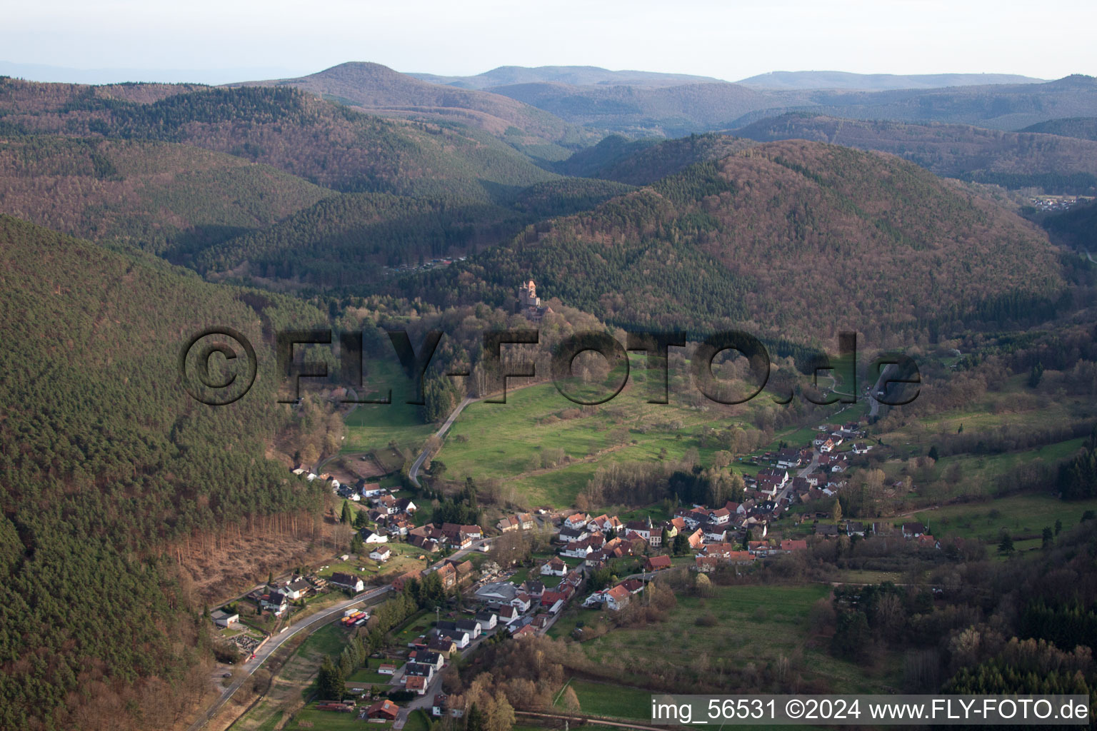 Vue d'oiseau de Château de Berwartstein à Erlenbach bei Dahn dans le département Rhénanie-Palatinat, Allemagne