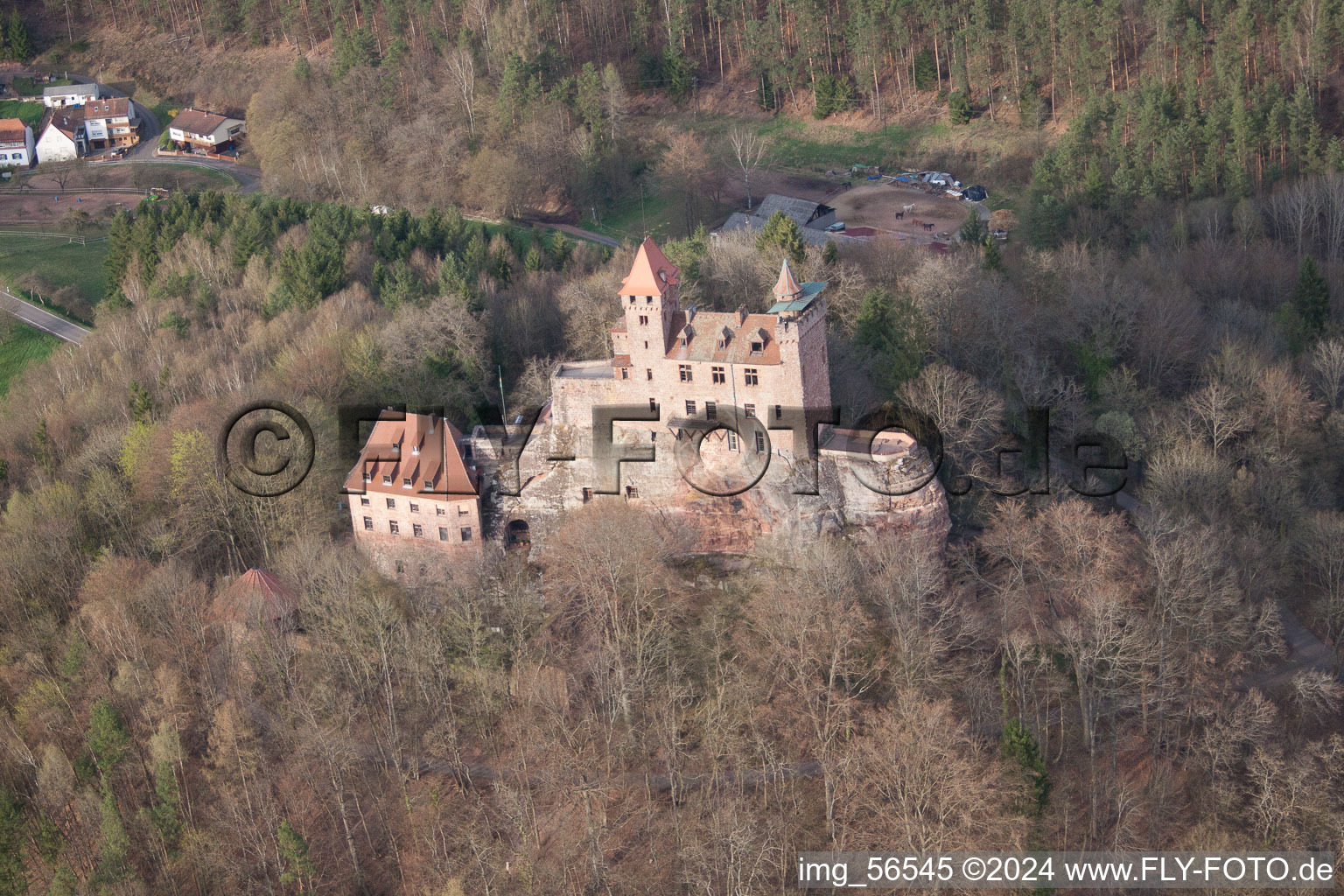 Erlenbach bei Dahn dans le département Rhénanie-Palatinat, Allemagne du point de vue du drone