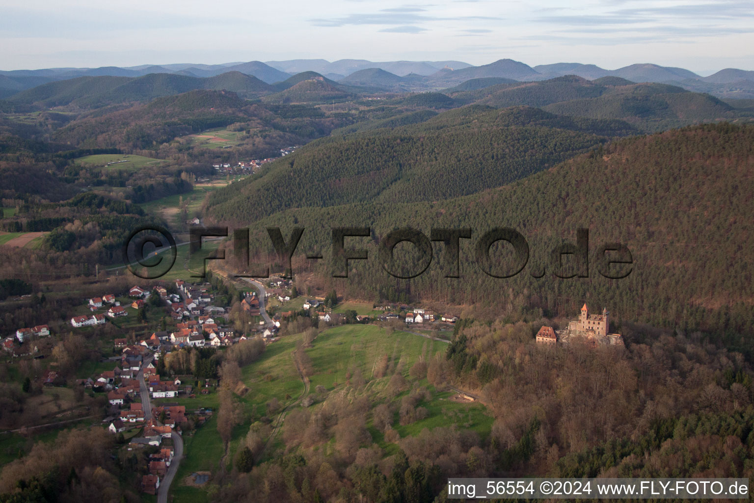 Vue aérienne de Vue des rues et des maisons des quartiers résidentiels à Erlenbach bei Dahn dans le département Rhénanie-Palatinat, Allemagne