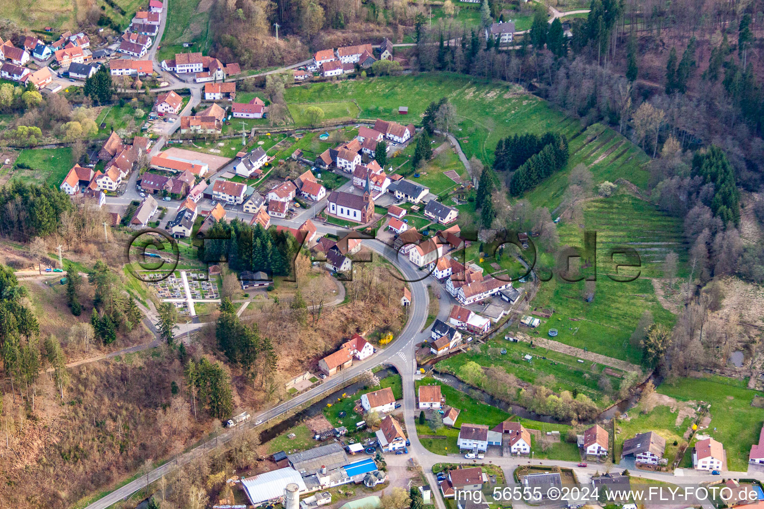 Vue d'oiseau de Bobenthal dans le département Rhénanie-Palatinat, Allemagne