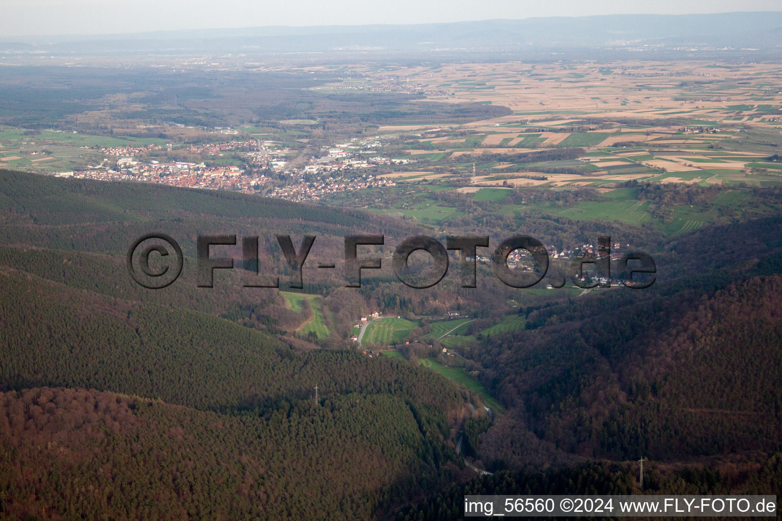 Vue aérienne de Près de Wissembourg à Weiler dans le département Bas Rhin, France