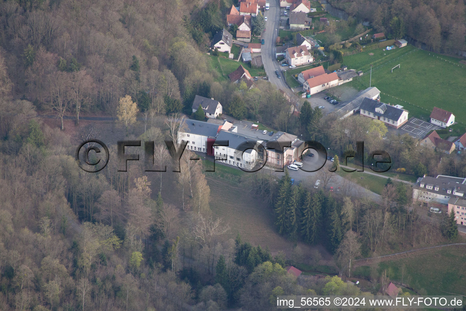 Vue aérienne de Près de Wissembourg à Weiler dans le département Bas Rhin, France