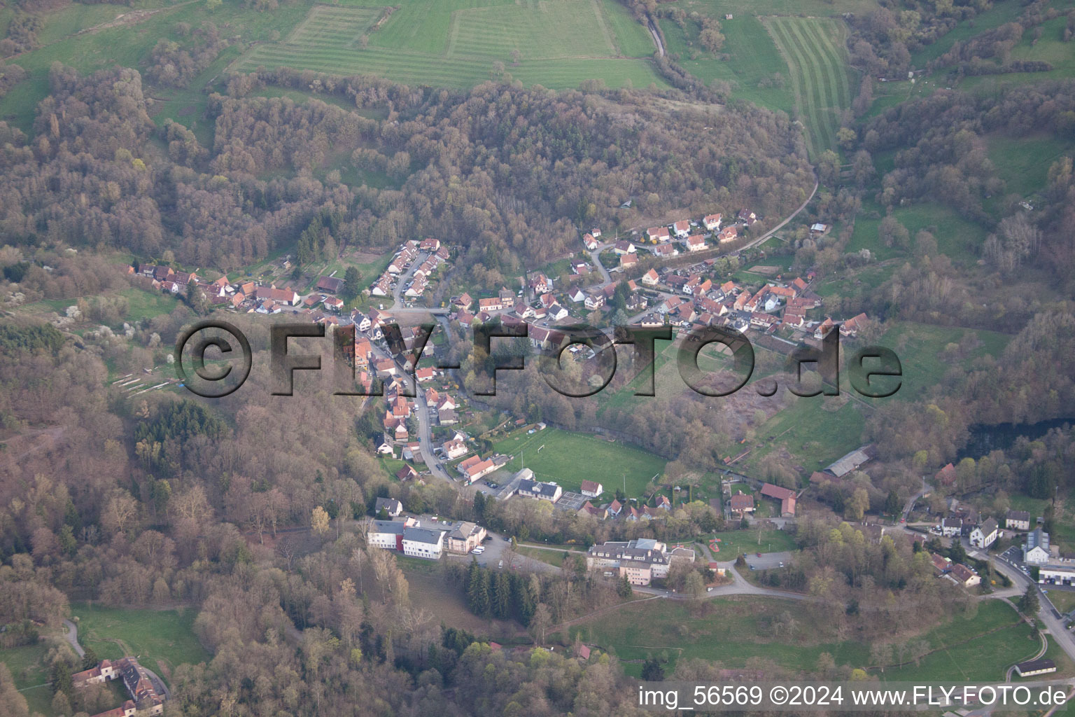 Vue oblique de Près de Wissembourg à Weiler dans le département Bas Rhin, France