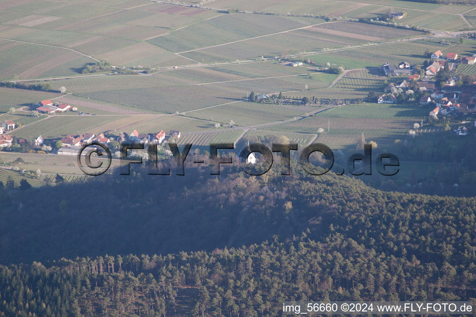 Chapelle Sainte-Anne à Burrweiler dans le département Rhénanie-Palatinat, Allemagne depuis l'avion