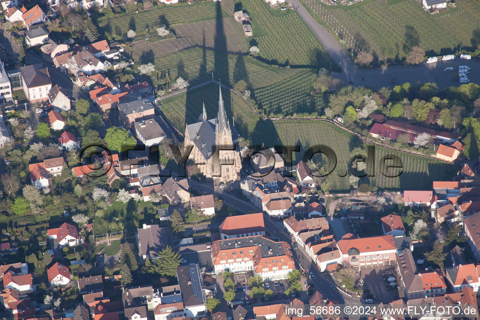 Vue aérienne de Bâtiment de l'église Saint-Louis dans le vieux centre-ville du centre-ville à Edenkoben dans le département Rhénanie-Palatinat, Allemagne