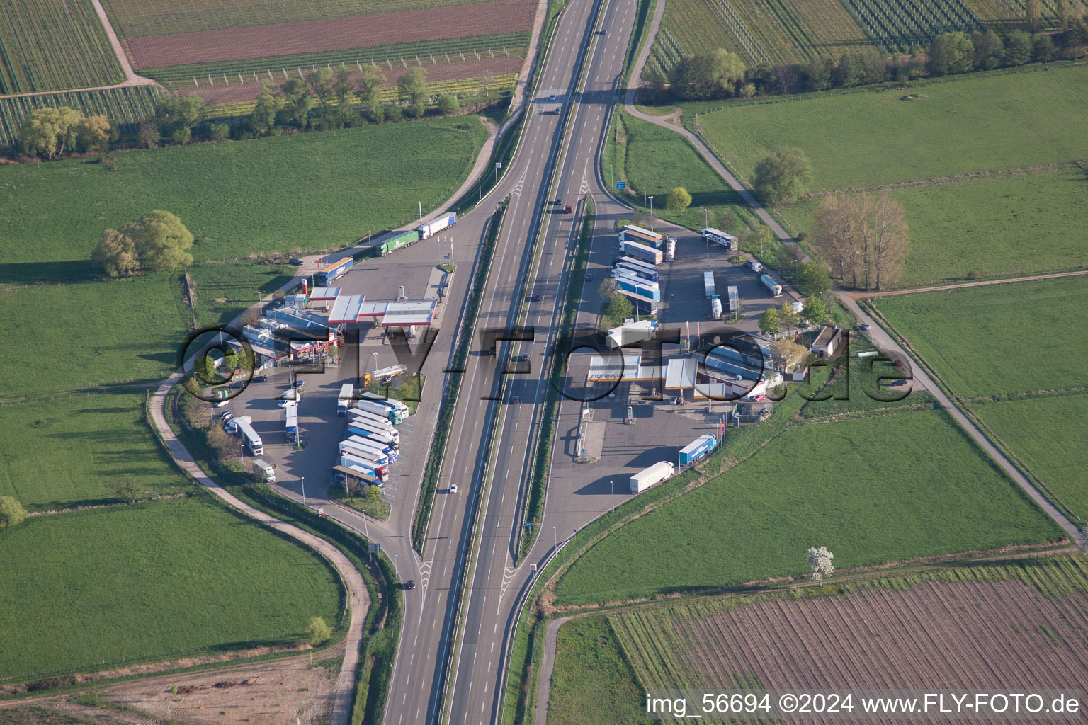 Vue aérienne de Aire d'autoroute sur la voie de circulation et les directions du BAB Serways Pfälzer Weinstrasse dans le quartier Eckel à Edesheim dans le département Rhénanie-Palatinat, Allemagne