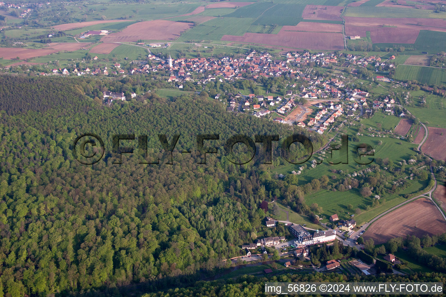 Vue d'oiseau de Langensoultzbach dans le département Bas Rhin, France