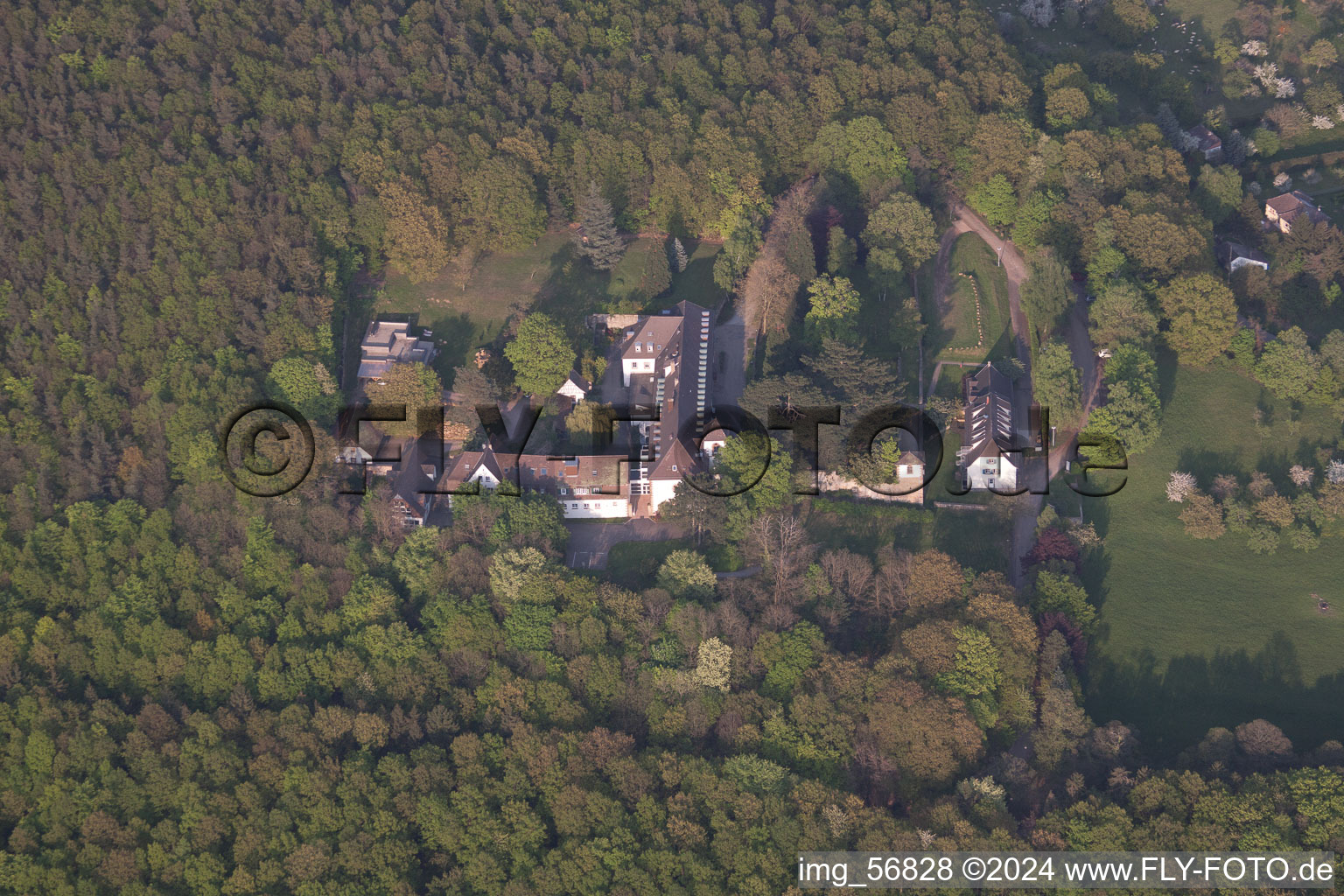 Gœrsdorf dans le département Bas Rhin, France du point de vue du drone