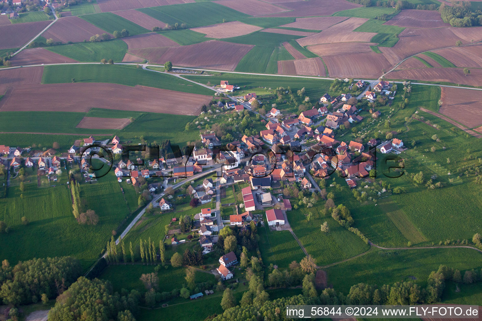 Vue aérienne de Champs agricoles et surfaces utilisables à Keffenach dans le département Bas Rhin, France