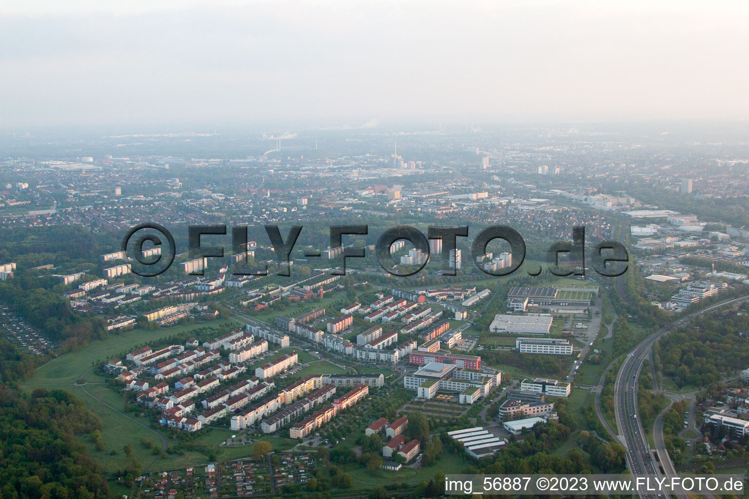 Quartier Oberreut in Karlsruhe dans le département Bade-Wurtemberg, Allemagne du point de vue du drone