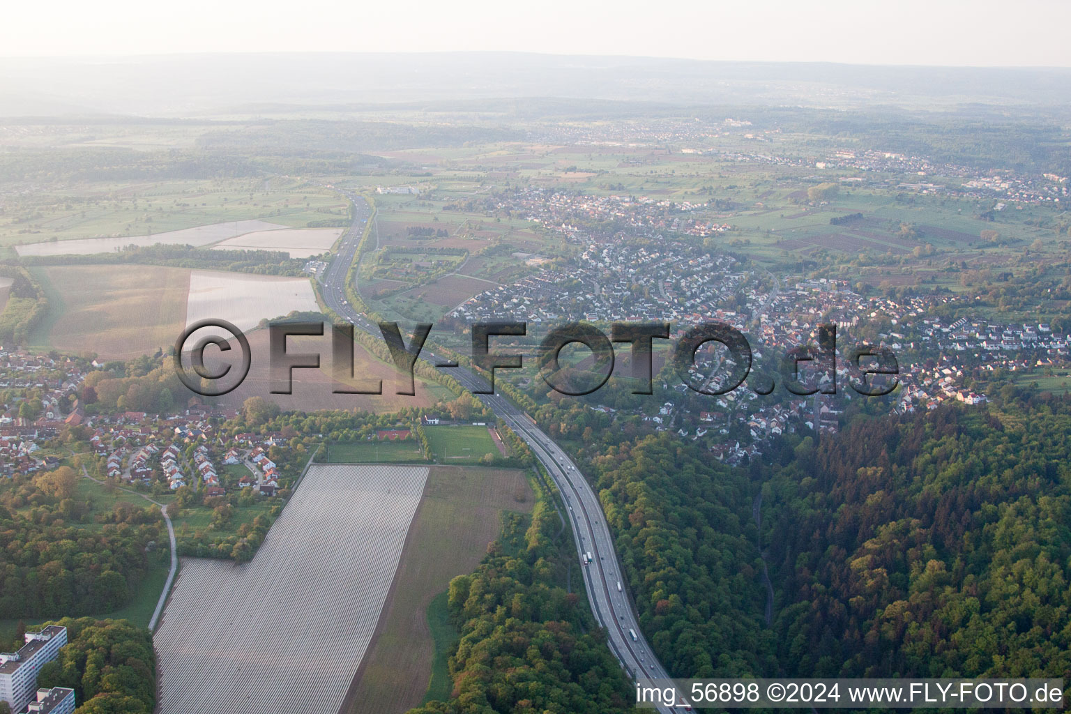 Quartier Grünwettersbach in Karlsruhe dans le département Bade-Wurtemberg, Allemagne du point de vue du drone