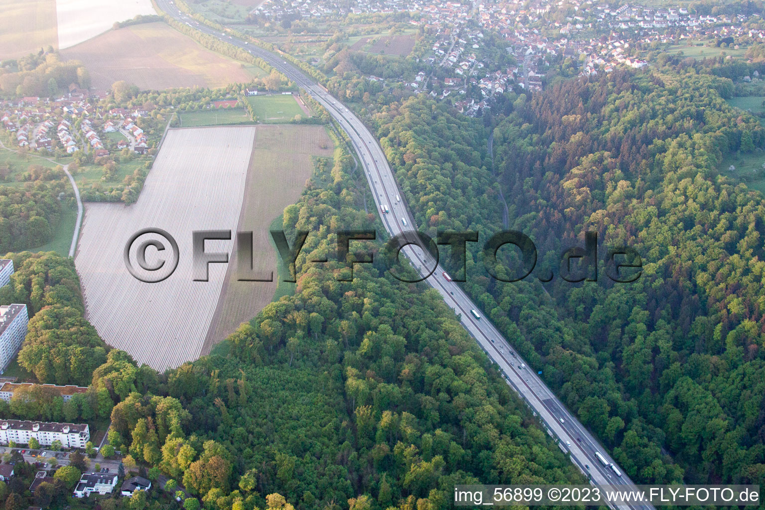Vue aérienne de A8 à le quartier Hohenwettersbach in Karlsruhe dans le département Bade-Wurtemberg, Allemagne