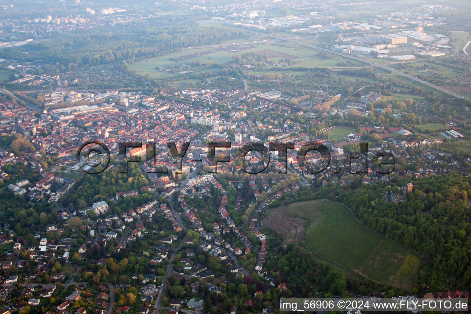 Vue aérienne de Turmberg du sud à le quartier Durlach in Karlsruhe dans le département Bade-Wurtemberg, Allemagne