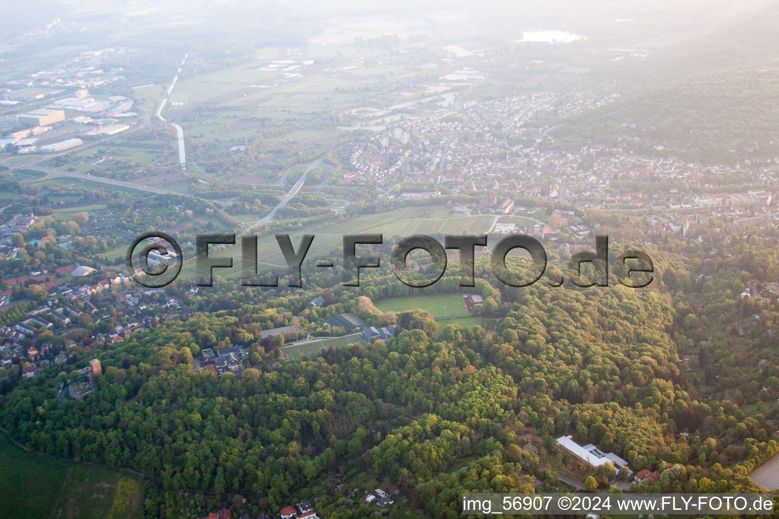 Vue aérienne de Turmberg, école de sport à le quartier Durlach in Karlsruhe dans le département Bade-Wurtemberg, Allemagne