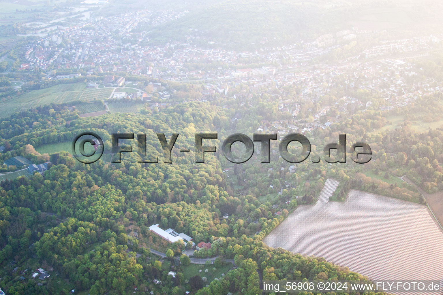 Vue aérienne de Turmberg, école de sport à le quartier Durlach in Karlsruhe dans le département Bade-Wurtemberg, Allemagne