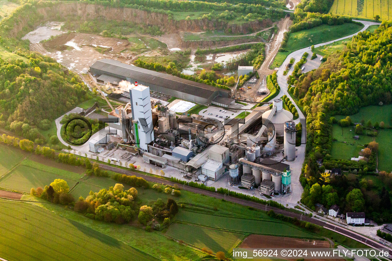 Vue aérienne de Terrains et zones de morts-terrains, mines de ciment à ciel ouvert et carrières de matériaux de construction Walzbachtal à le quartier Wössingen in Walzbachtal dans le département Bade-Wurtemberg, Allemagne