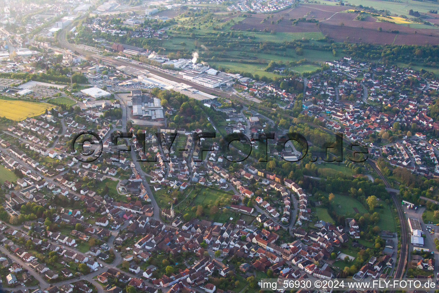 Vue aérienne de Brückenfeldstr à le quartier Diedelsheim in Bretten dans le département Bade-Wurtemberg, Allemagne