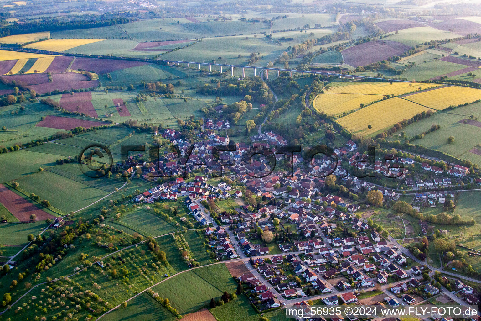 Vue aérienne de Devant le viaduc ICE à le quartier Bauerbach in Bretten dans le département Bade-Wurtemberg, Allemagne