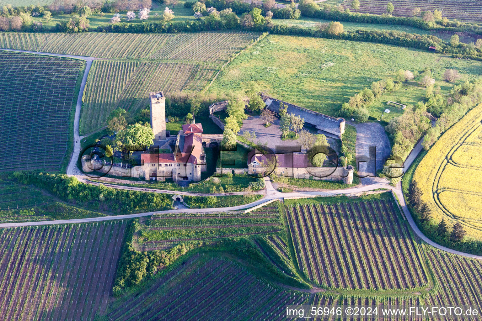 Complexe du château de Veste Ravensburg avec restaurant du château sur une colline avec des vignes à Sulzfeld dans le département Bade-Wurtemberg, Allemagne hors des airs