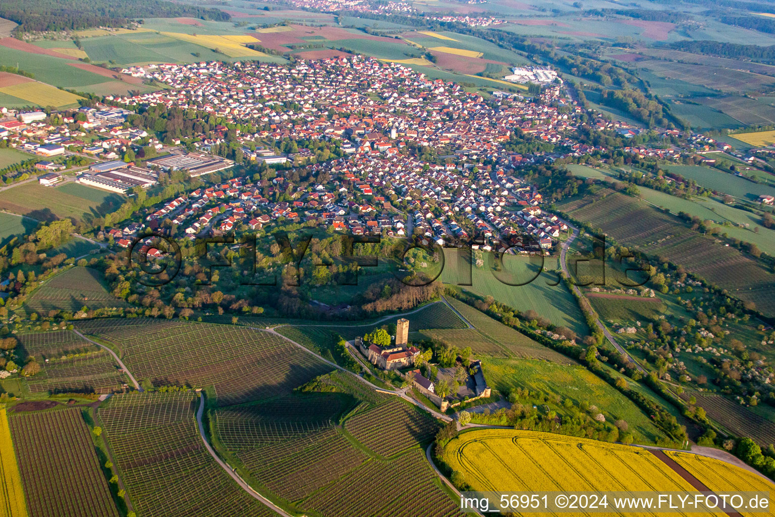 Château de Ravensbourg à Sulzfeld dans le département Bade-Wurtemberg, Allemagne hors des airs