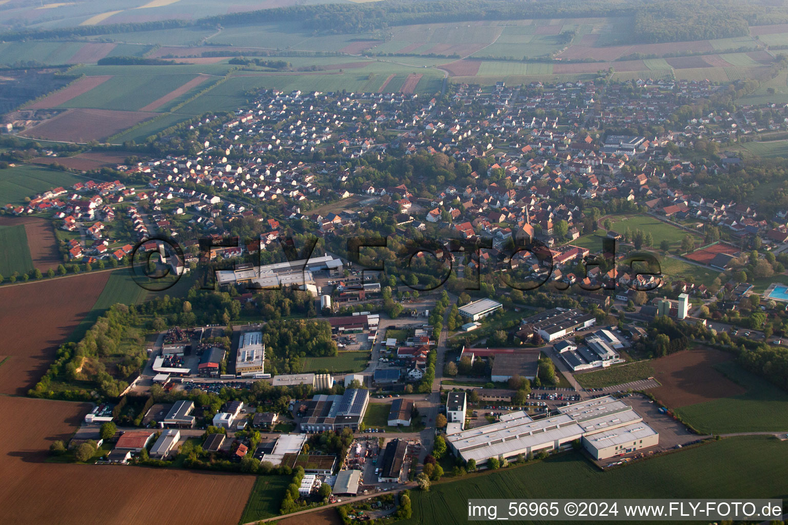 Vue aérienne de Vue des rues et des maisons des quartiers résidentiels à Gemmingen dans le département Bade-Wurtemberg, Allemagne