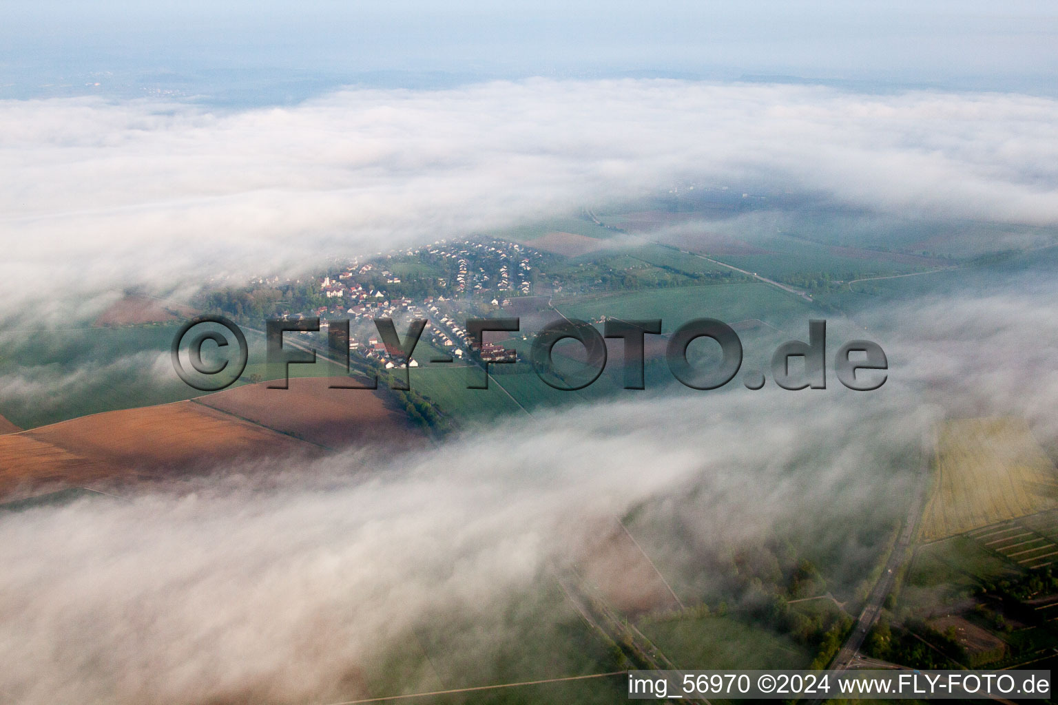 Vue aérienne de Nuages bas sur le Neckar à Bad Rappenau dans le département Bade-Wurtemberg, Allemagne