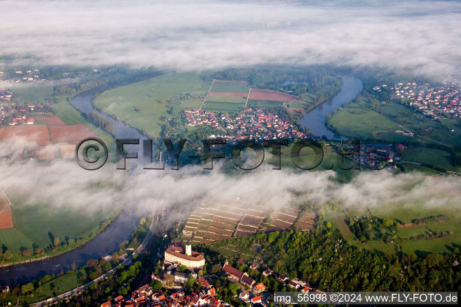 Vue aérienne de Château de Horneck dans le brouillard du matin à le quartier Michaelsberg in Gundelsheim dans le département Bade-Wurtemberg, Allemagne