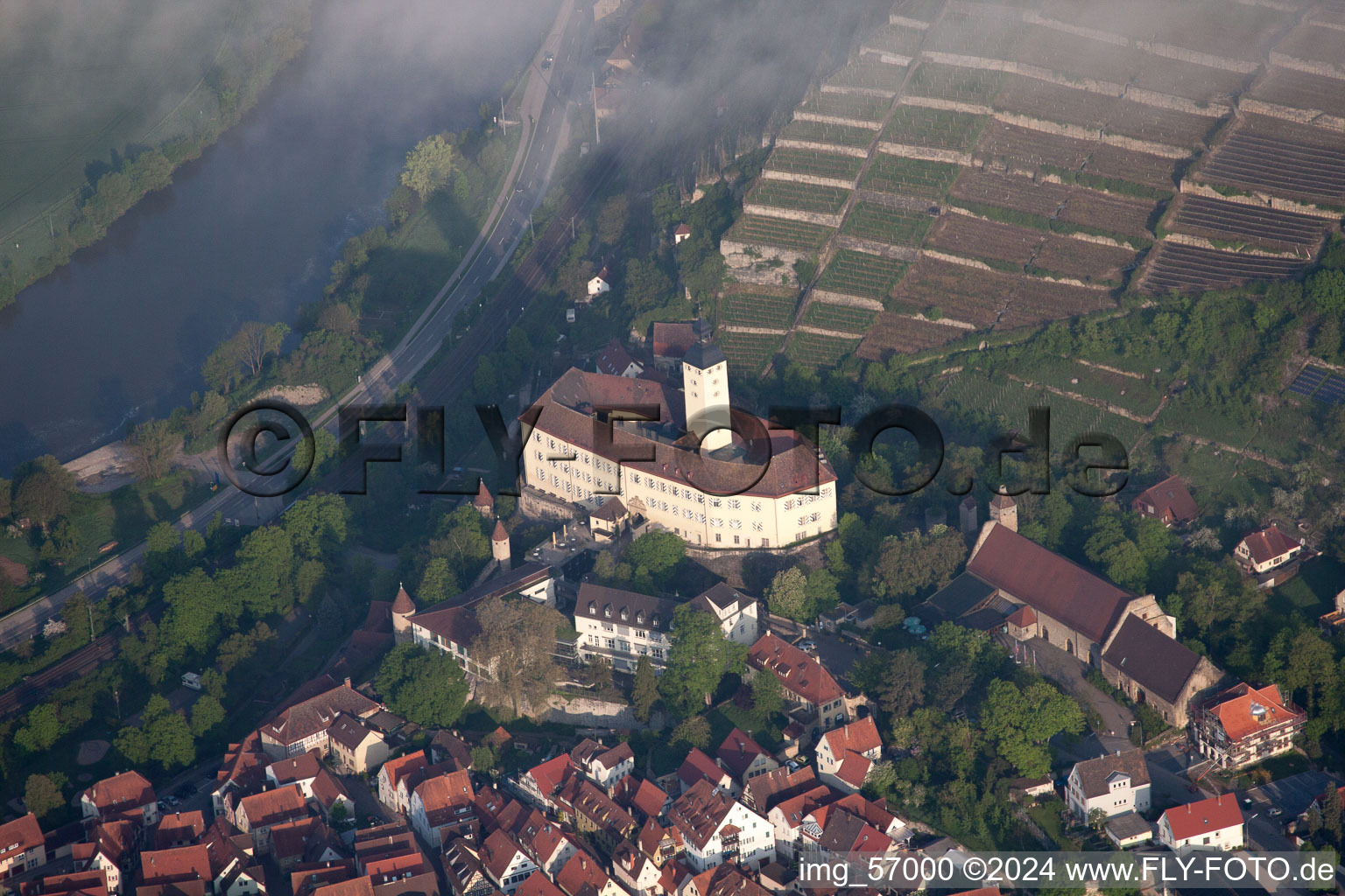 Photographie aérienne de Château de Horneck dans le brouillard du matin à Gundelsheim dans le département Bade-Wurtemberg, Allemagne