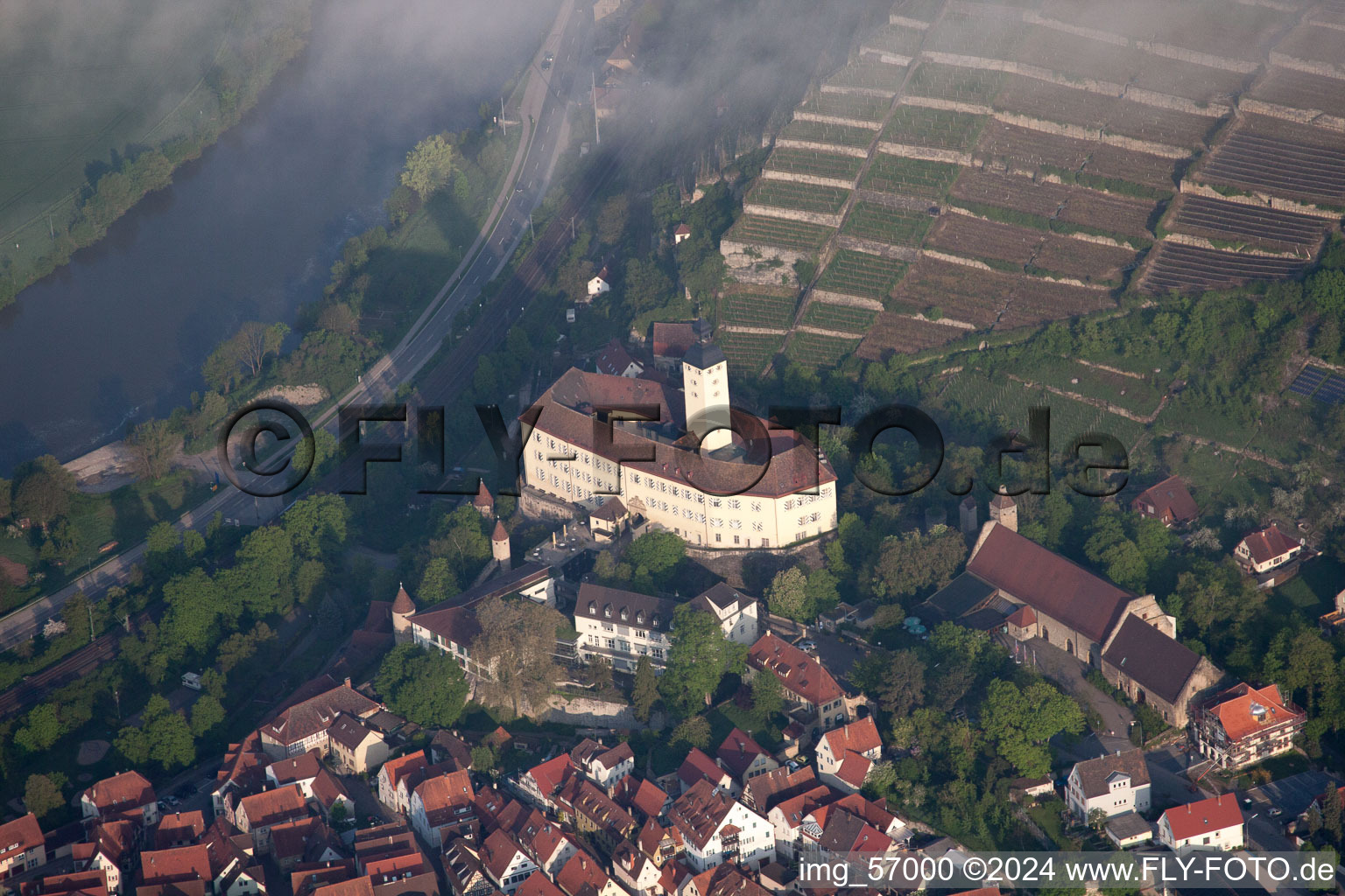 Photographie aérienne de Château de Horneck dans le brouillard du matin à le quartier Michaelsberg in Gundelsheim dans le département Bade-Wurtemberg, Allemagne