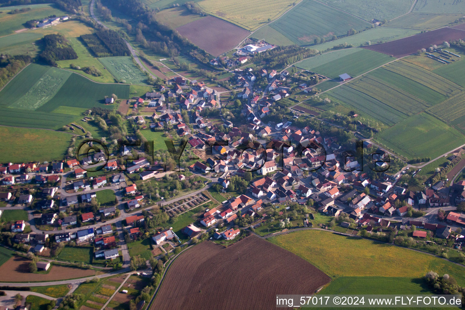 Vue aérienne de Vue sur le village à le quartier Gerichtstetten in Hardheim dans le département Bade-Wurtemberg, Allemagne