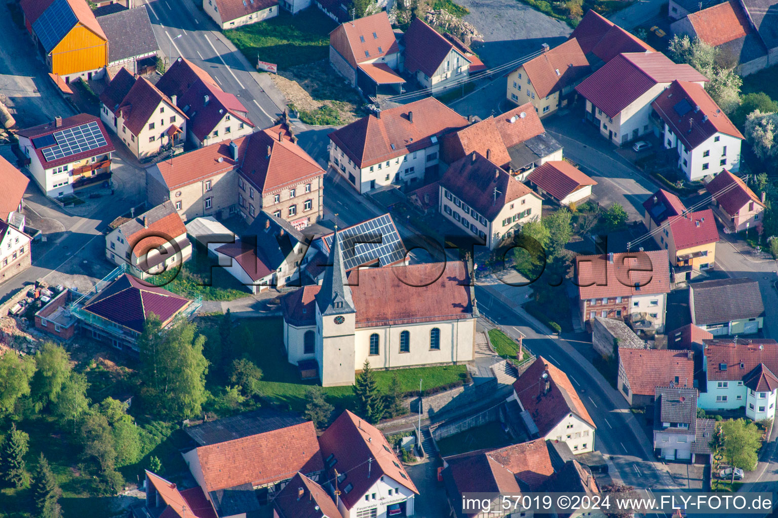 Vue aérienne de Saint-Burkard à le quartier Gerichtstetten in Hardheim dans le département Bade-Wurtemberg, Allemagne