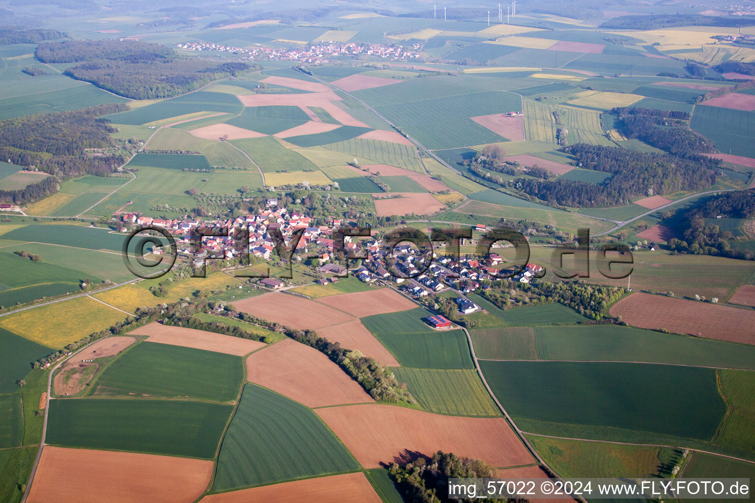 Vue aérienne de Vue sur le village à le quartier Brehmen in Königheim dans le département Bade-Wurtemberg, Allemagne