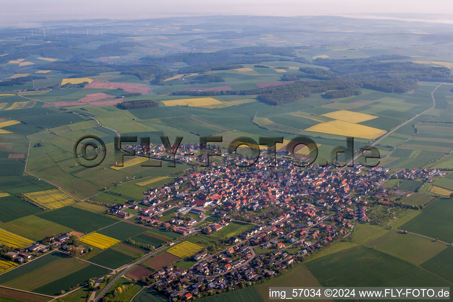 Vue aérienne de Champs agricoles et surfaces utilisables à Kleinrinderfeld dans le département Bavière, Allemagne
