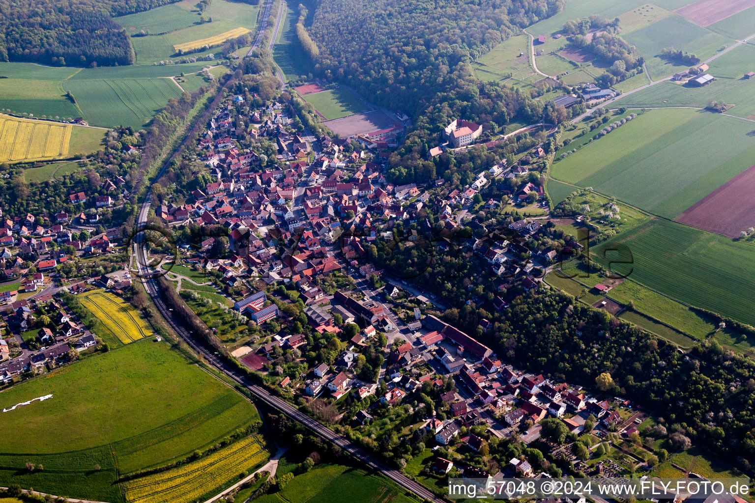 Vue aérienne de Vue des rues et des maisons des quartiers résidentiels à Reichenberg dans le département Bavière, Allemagne