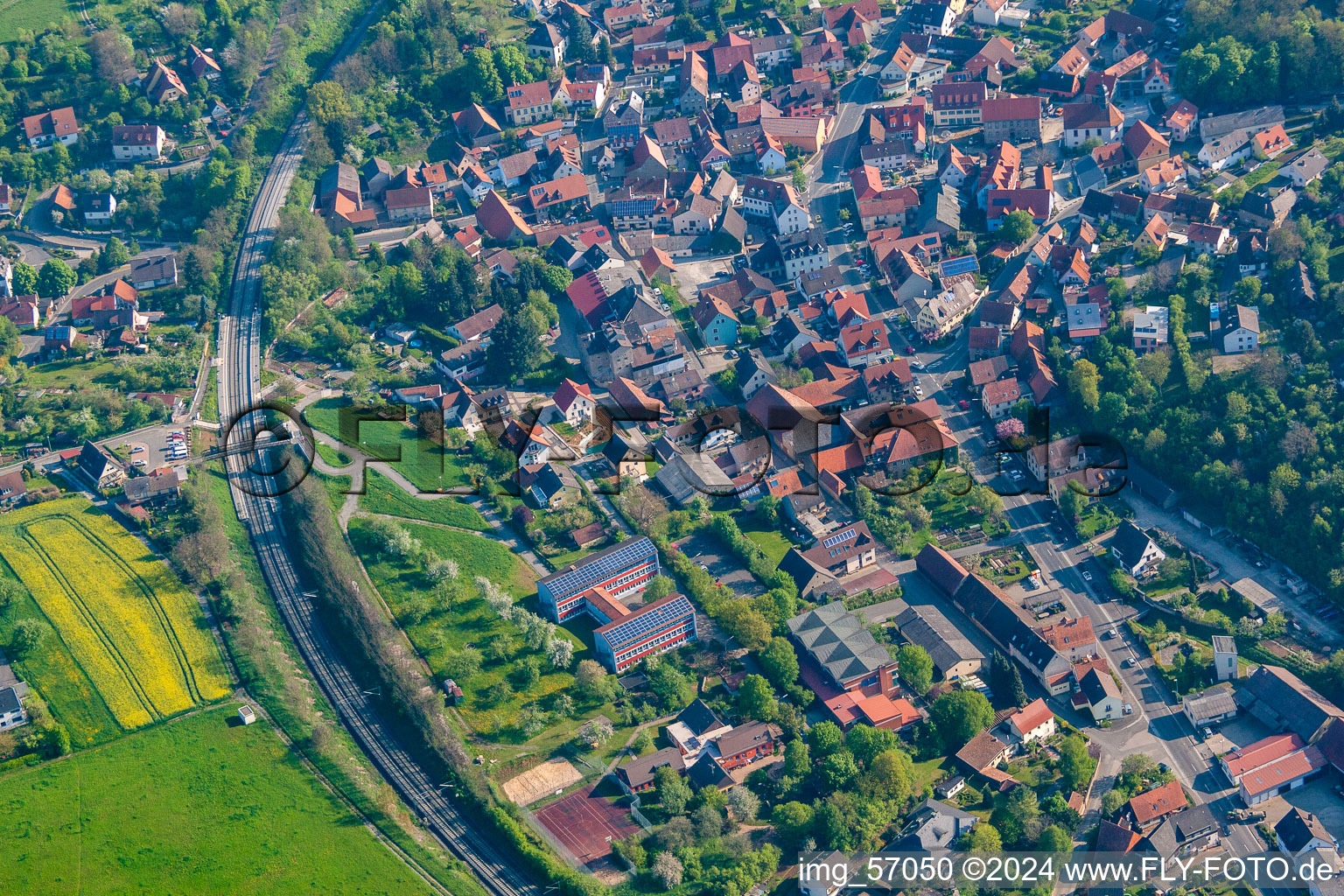 Vue aérienne de Salle Wolfskeel à Reichenberg dans le département Bavière, Allemagne