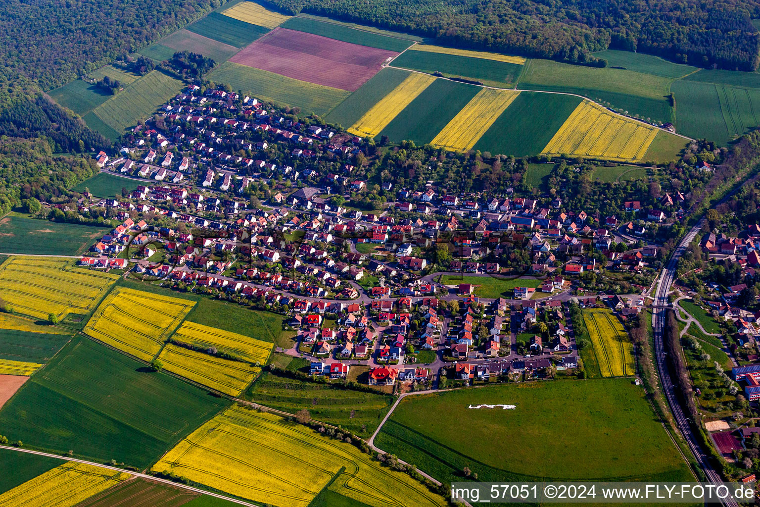 Vue aérienne de Vue des rues et des maisons des quartiers résidentiels à Reichenberg dans le département Bavière, Allemagne