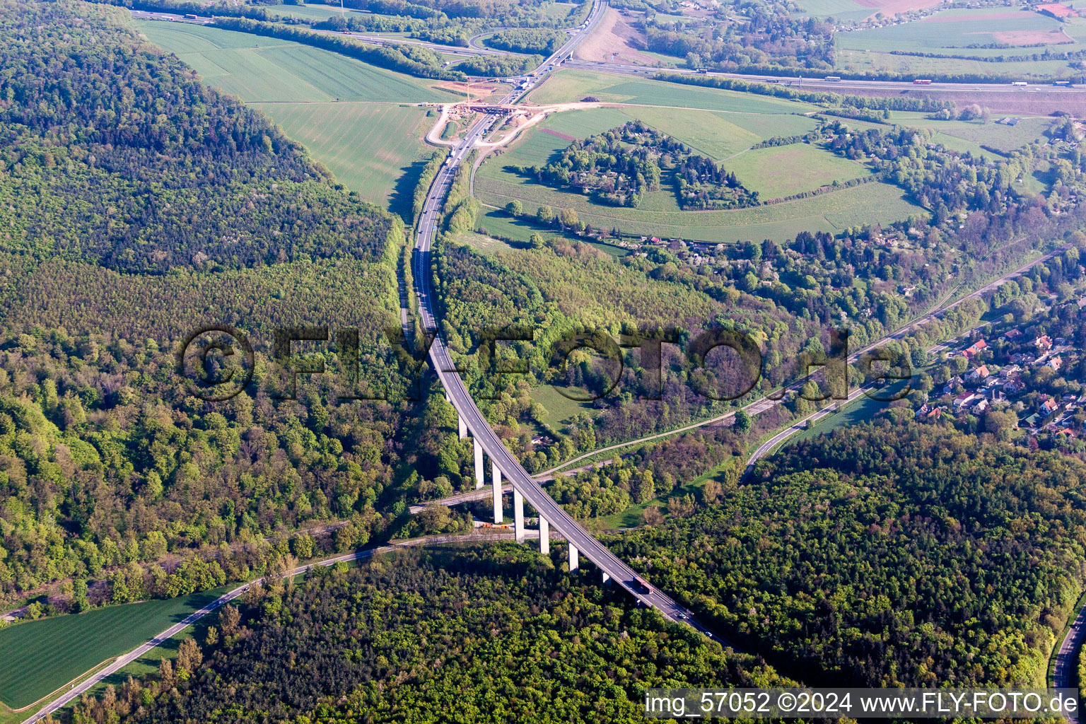 Vue aérienne de Tracé et voies le long du pont routier fédéral B19 à le quartier Steinbachtal in Würzburg dans le département Bavière, Allemagne