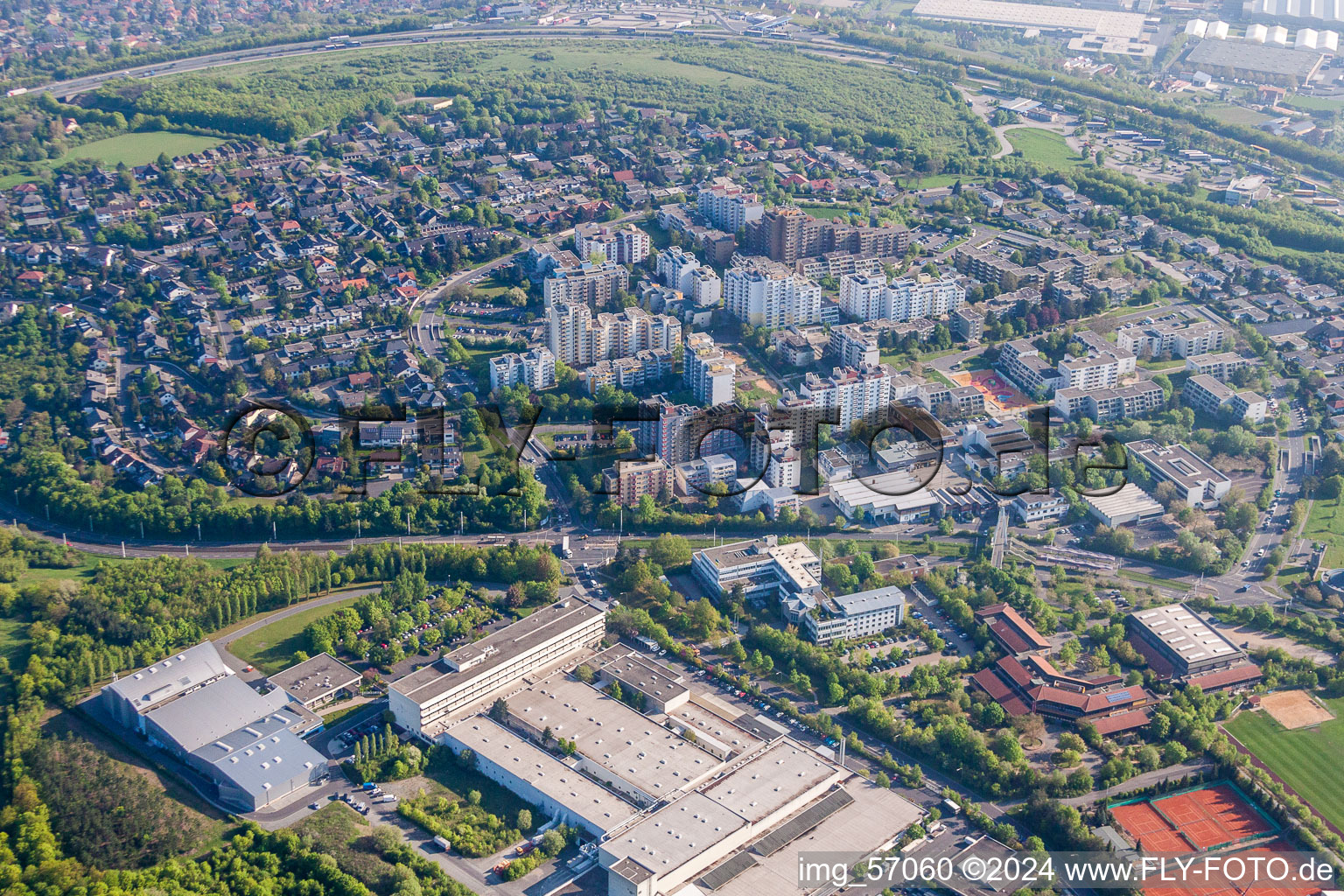 Vue aérienne de Zone de peuplement à le quartier Heuchelhof in Würzburg dans le département Bavière, Allemagne